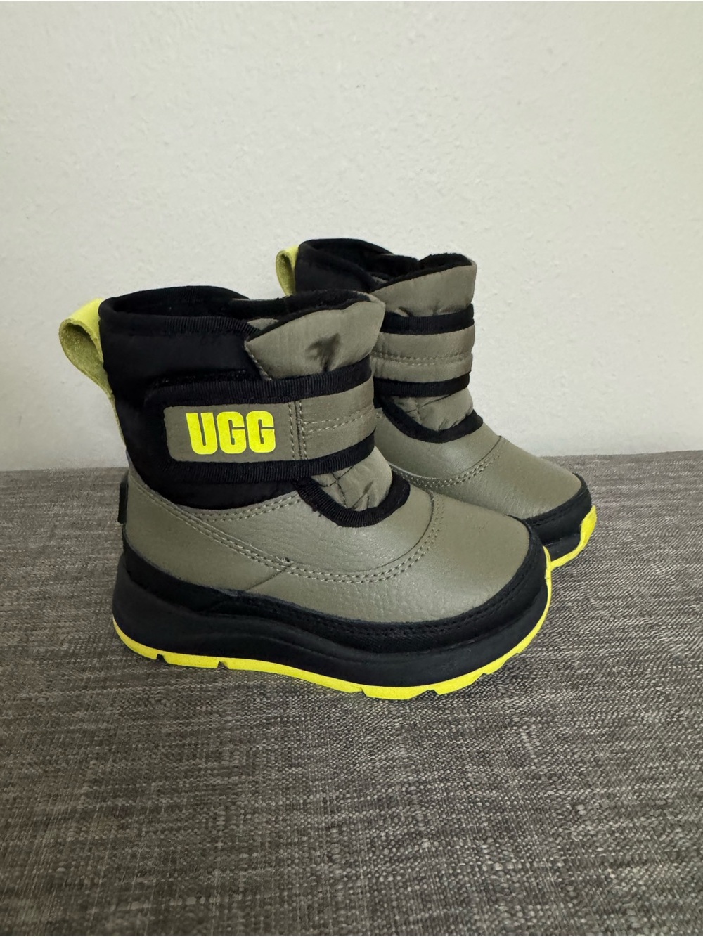 UGG Snow Boots Toddler / Little Kids Size 7 Black gray Leather Nylon